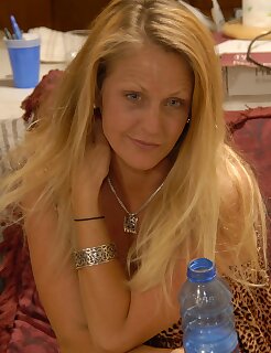 housewife,blonde
