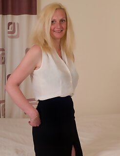housewife,blonde