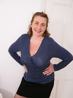 busty,housewife