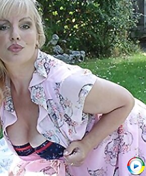 outdoor,housewife,blonde