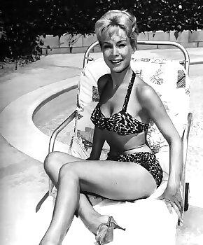 busty,retro,vintage