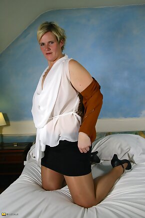 housewife,blonde