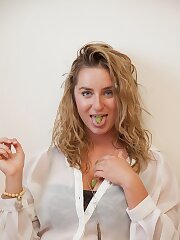 busty,milf,blonde