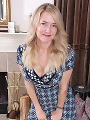 housewife,blonde