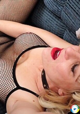 housewife,blonde