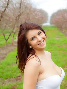 busty,sexy,brunette