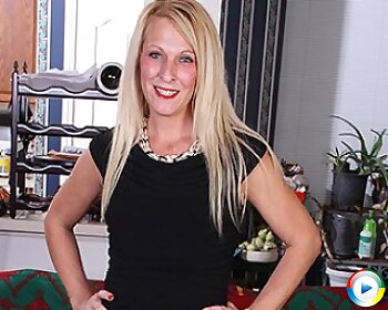housewife,blonde